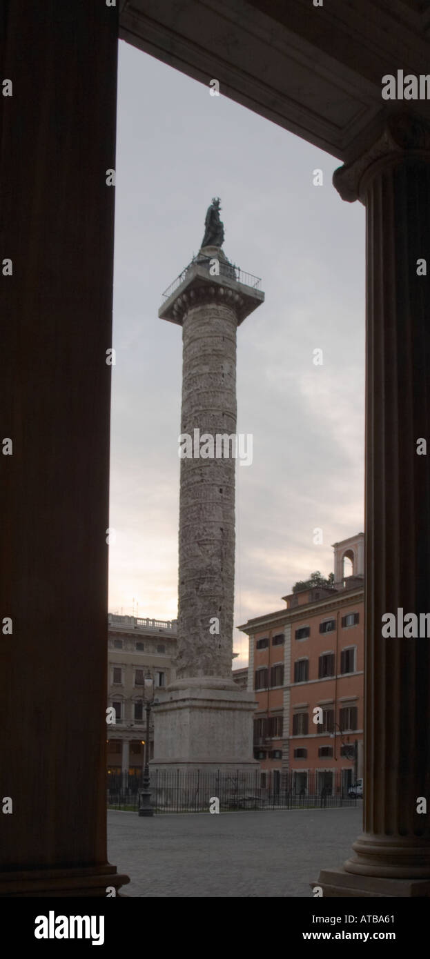El Colonna di Marco Aurelio (la columna de Marco Aurelio), Piazza Colonna, Roma Foto de stock