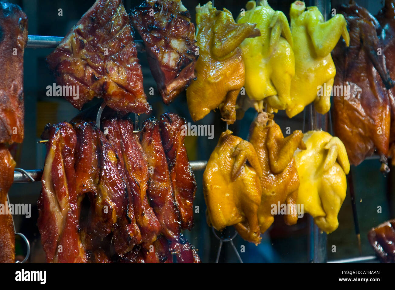 Churrasco de cerdo y pollo en un restaurante de Hong Kong Foto de stock