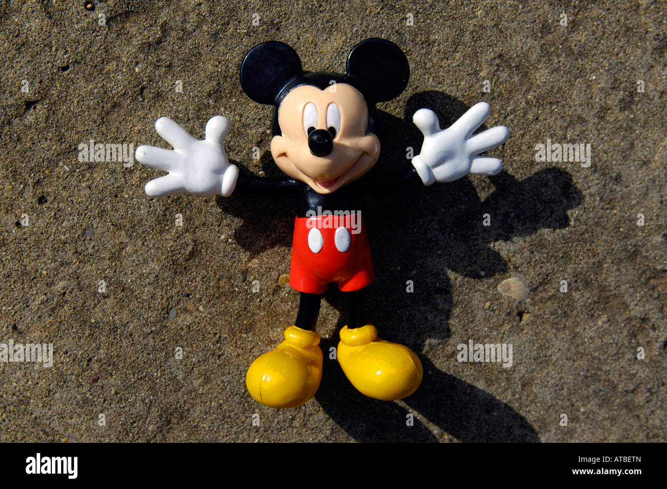 Mickey Mouse muñeco de goma de juguete walt disney americana piso  entretenimiento divertido personaje de dibujos animados infantiles  horizontal de color Fotografía de stock - Alamy