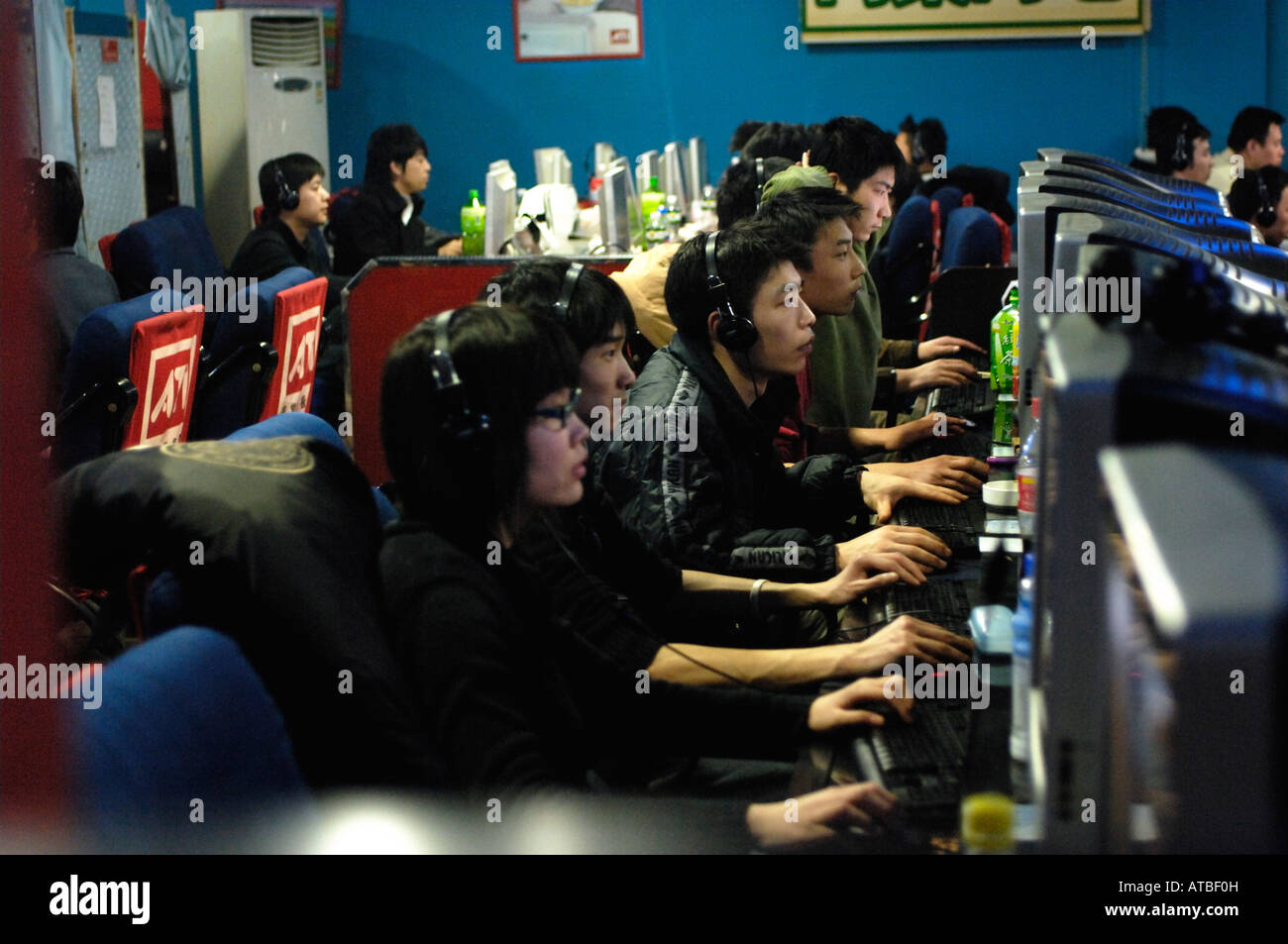 Un internet café empaquetado en Beijing, China. 25-Feb-2008 Foto de stock