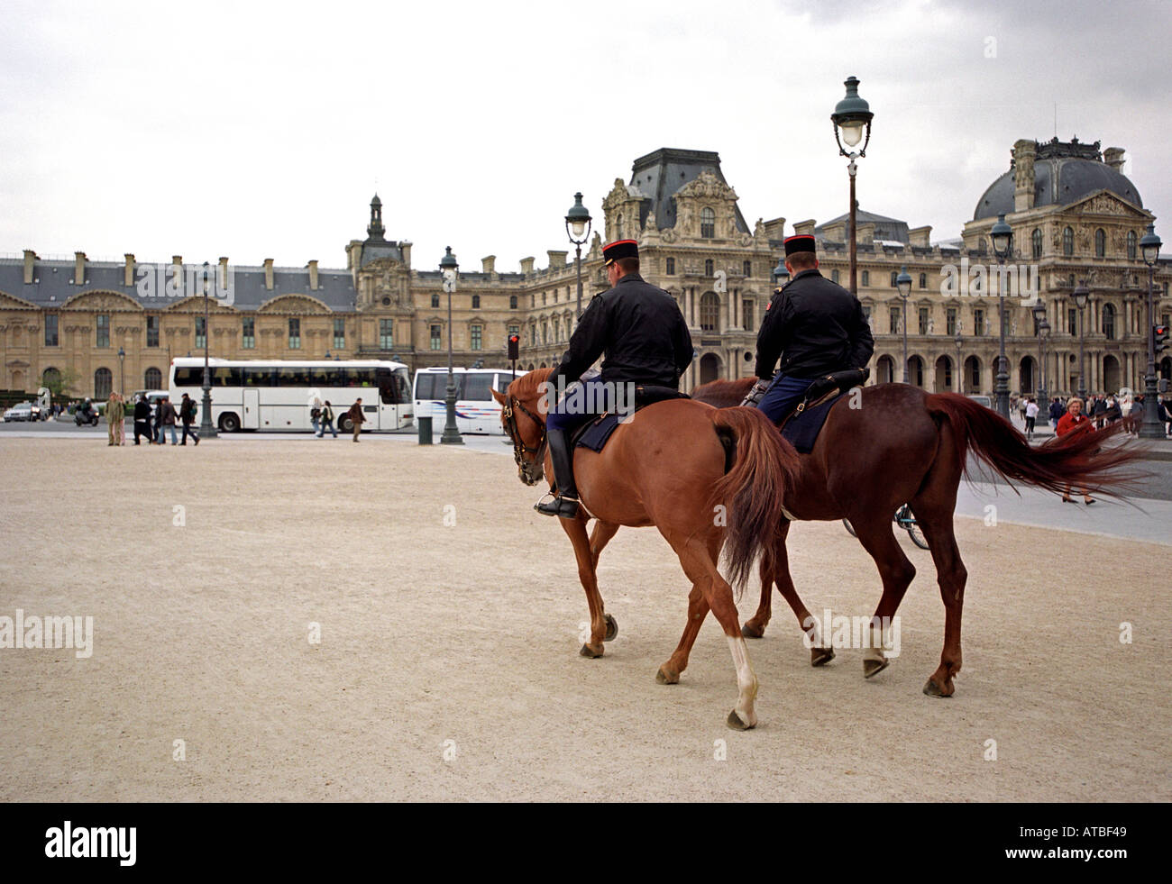 La policía montada o gendarmes de patrulla en París Francia Foto de stock