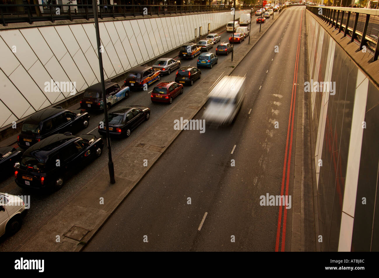 paso subterráneo de euston con tráfico estacionario en una dirección y los coches que fluyen en la otra Foto de stock