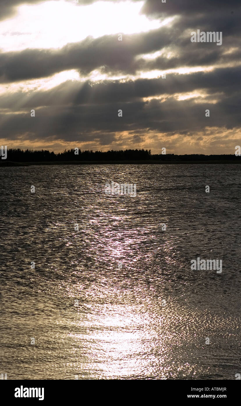 La costa del Mar del Norte y el sol brillando a través de las oscuras nubes, Dinamarca Foto de stock
