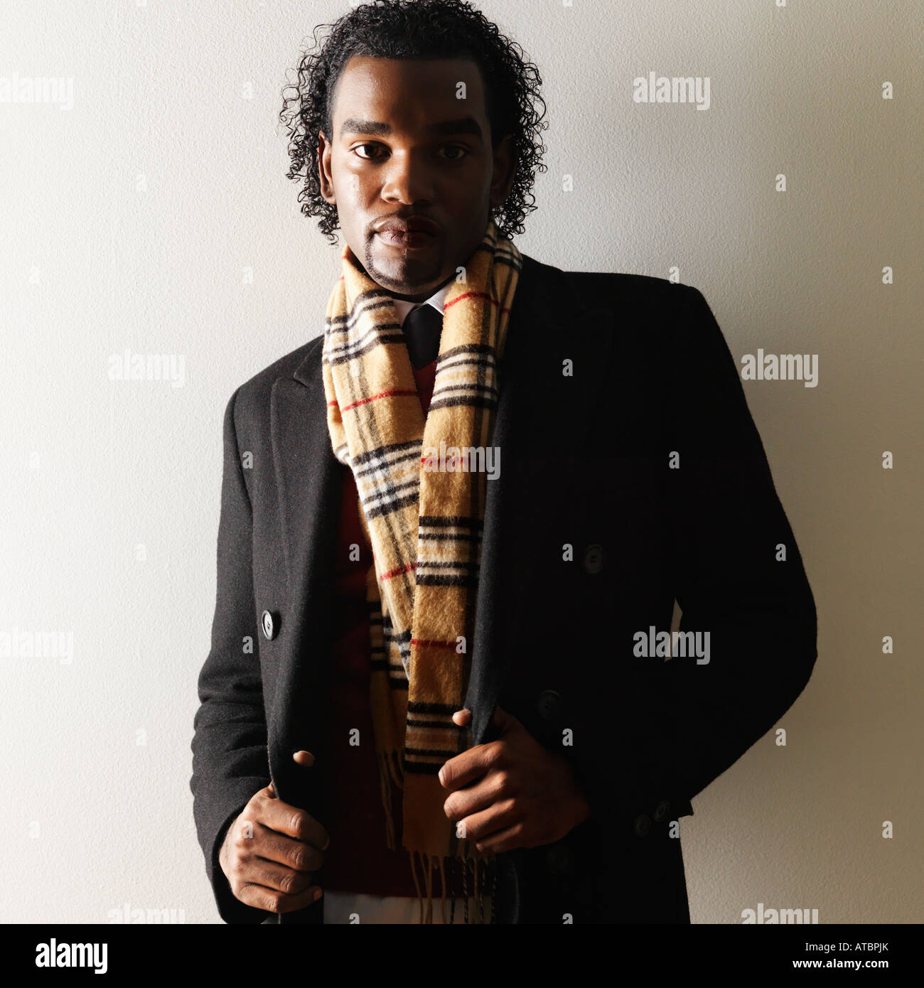Retrato del hombre en el vestir traje y bufanda Fotografía de stock - Alamy