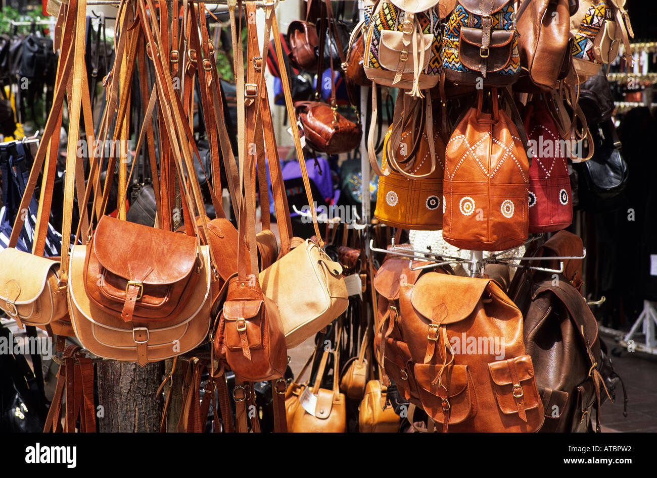 Una selección carteras y bolsos cuero dispayed para venta en un cuero calado artesanal en puerto de la Cruz Fotografía stock - Alamy