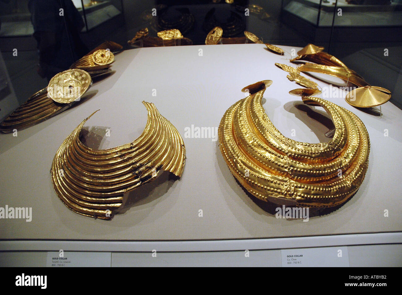 Artefactos de Oro de la Edad de Bronce se celebró en Dublín el Museo Nacional Irelands Foto de stock