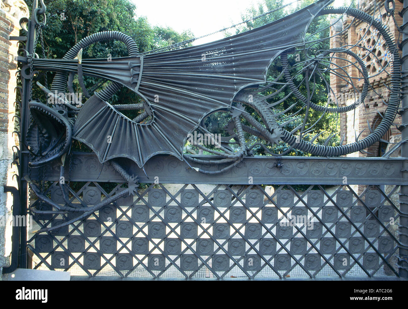 Detalle de intrincado trabajo de hierro en las puertas de la caseta de la  Finca Güell, que fue diseñado por el genial arquitecto Gaudi para su  mecenas Eusebi Güell Fotografía de stock -