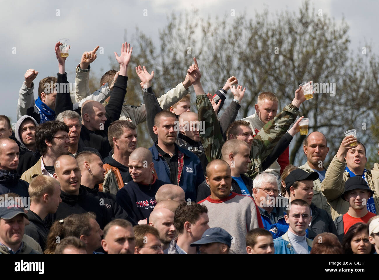 Los aficionados al fútbol en un derby entre FC y FC Magdeburg Sajonia Leipzig, Alemania Foto de stock