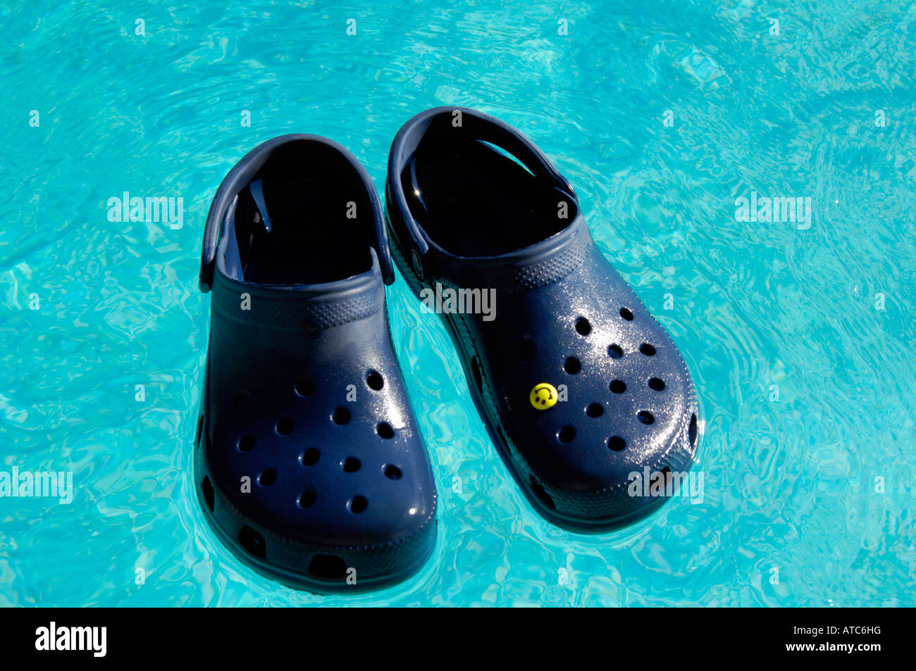 Crocs calzado de playa azul piscina flotando zapatos para vacaciones  horizontal de color azul Fotografía de stock - Alamy