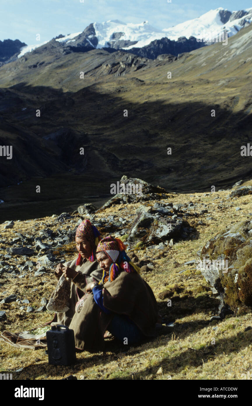 El sacerdote Inca e hijo hacer rituales con hojas de coca.tomada desde