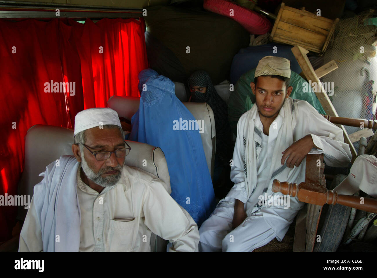 Económico afganos refugiados en Peshawar se ven obligados a regresar a Afganistán Foto de stock