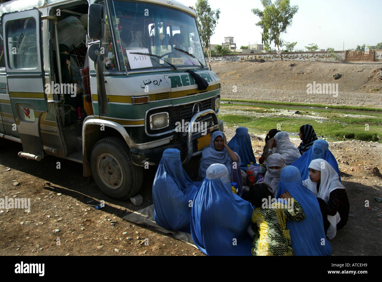 Económico afganos refugiados en Peshawar se ven obligados a regresar a Afganistán Foto de stock
