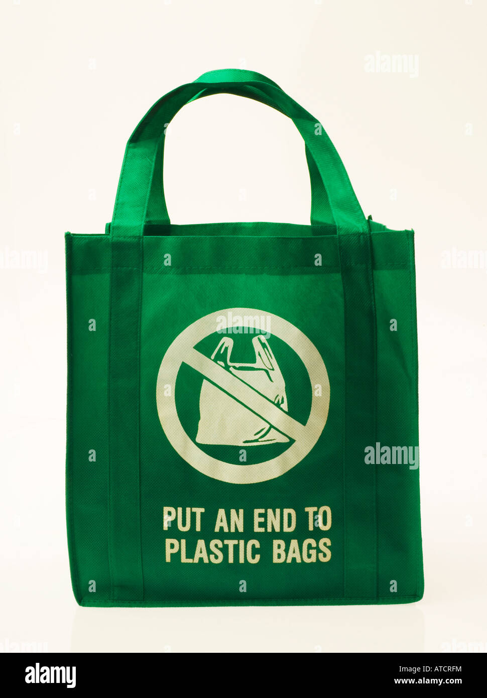 Respetuosos con el medio ambiente verde bolsa de compras reutilizable Foto de stock