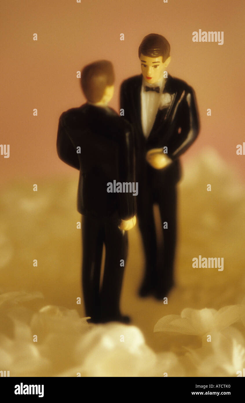 Ceremonia tradicional de matrimonio con hombres blancos gay figuritas