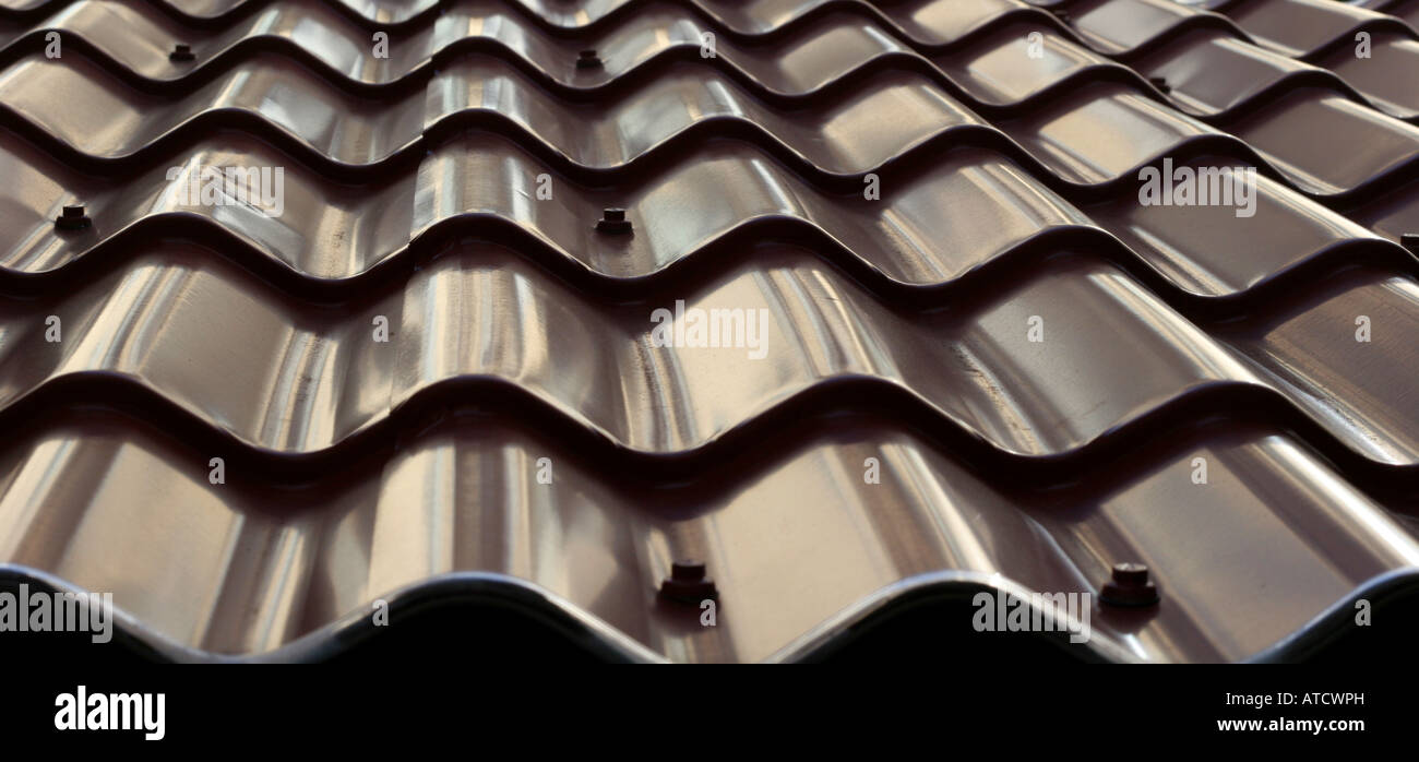 El techo de tejas de metal útil o patrón de fondo Fotografía de stock