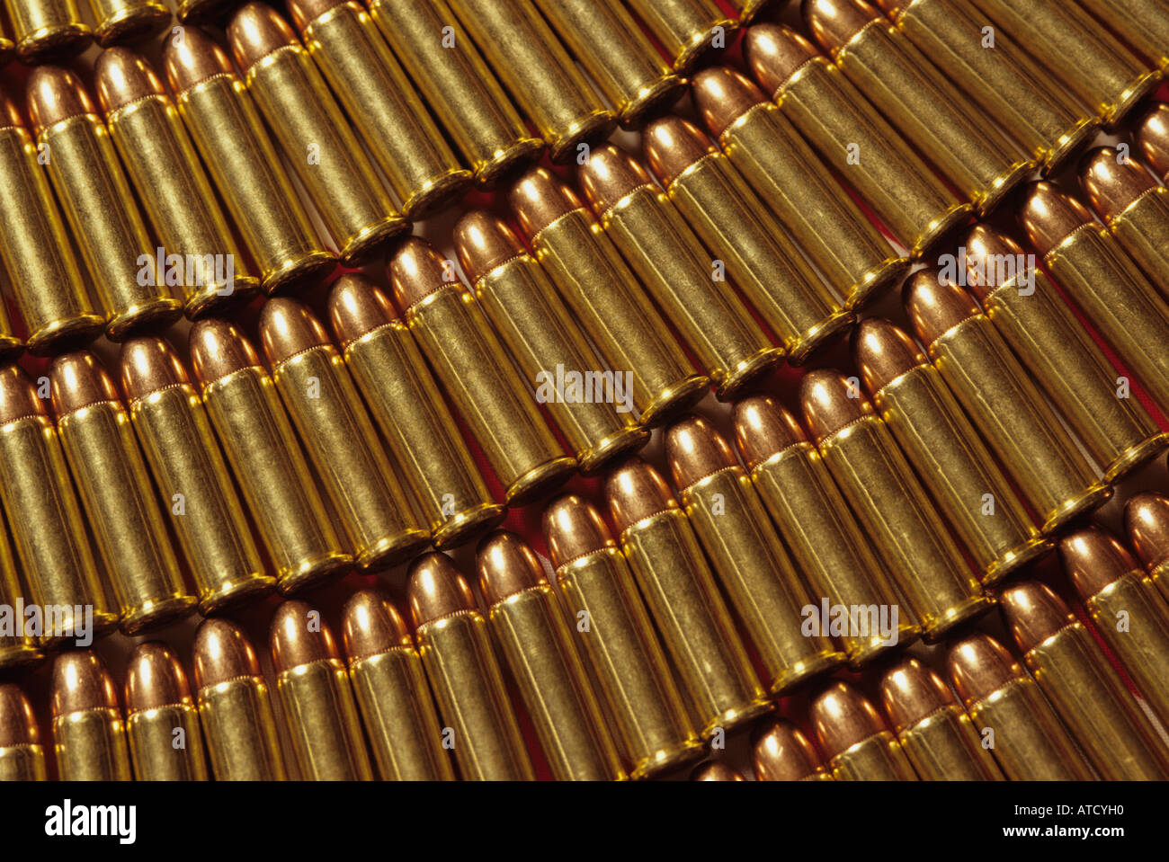 Cartuchos especiales 38 filas de patrones de balas de luz cálida Fotografía  de stock - Alamy