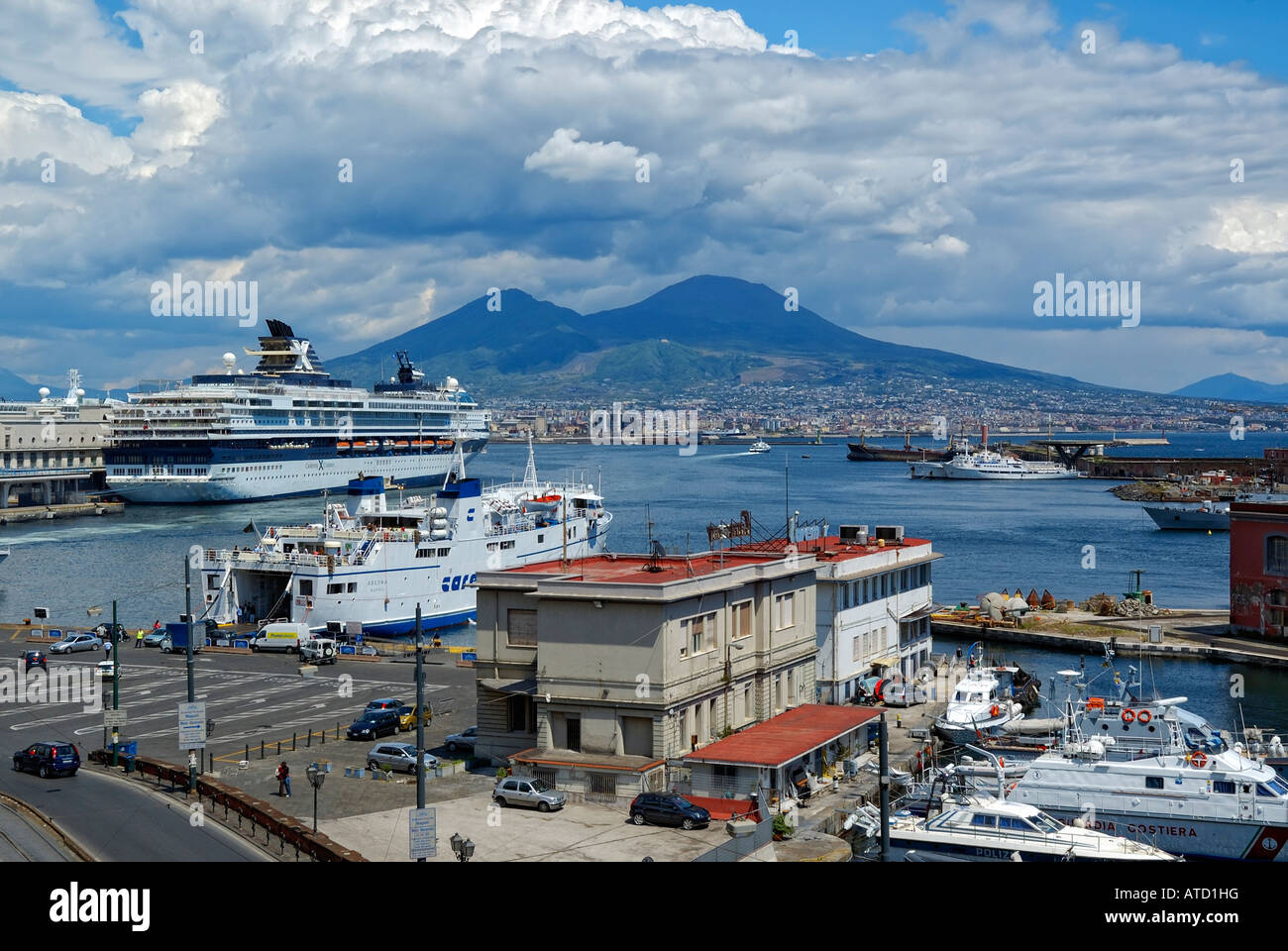 Vesuvio Napoli porto puerto volcan ciudad de Nápoles molo Beverello Pier  Fotografía de stock - Alamy