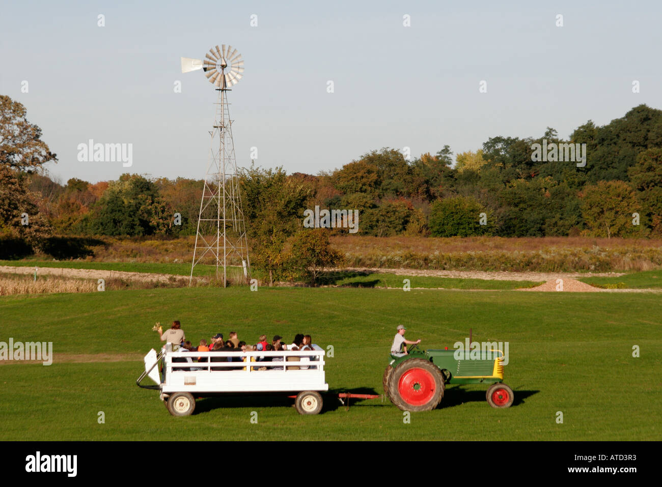 Tractor de paseo en carruaje fotografías e imágenes de alta resolución