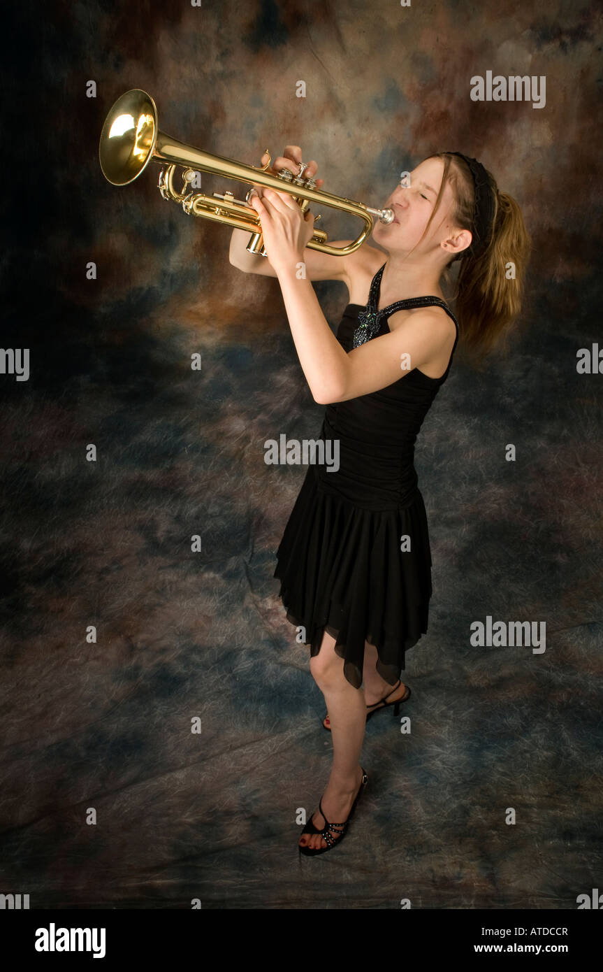 Chica jugando trompeta Fotografía de stock - Alamy