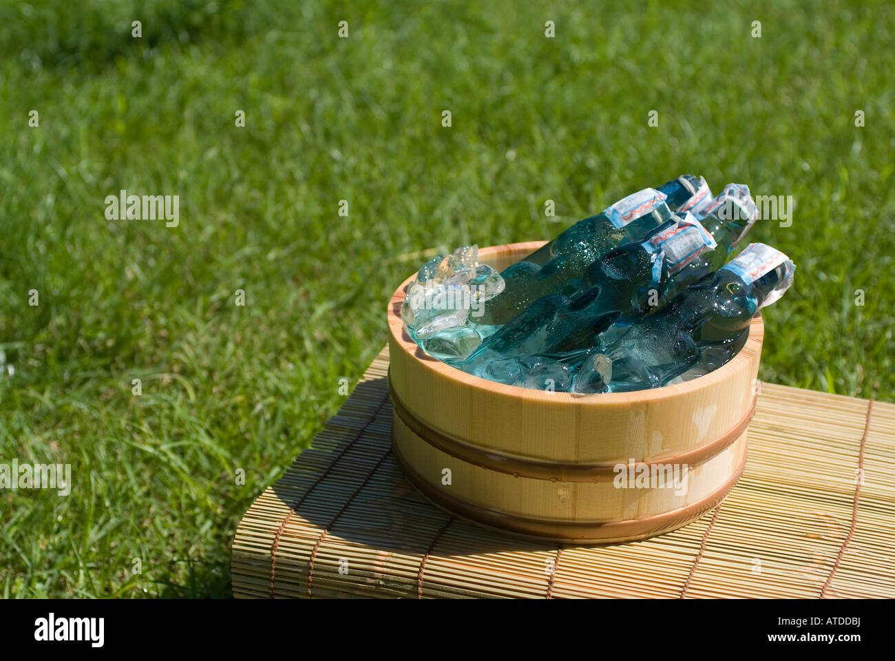 Bañera llena de hielo en el campo Fotografía de stock - Alamy