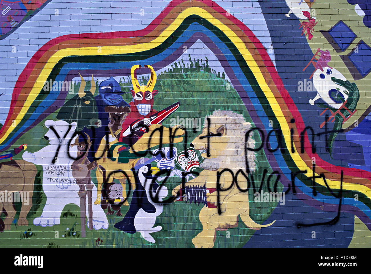 "No puedes pintar encima de la pobreza' pintadas en el mural de la zona de tracción comercial de Vancouver, British Columbia, Canadá Foto de stock