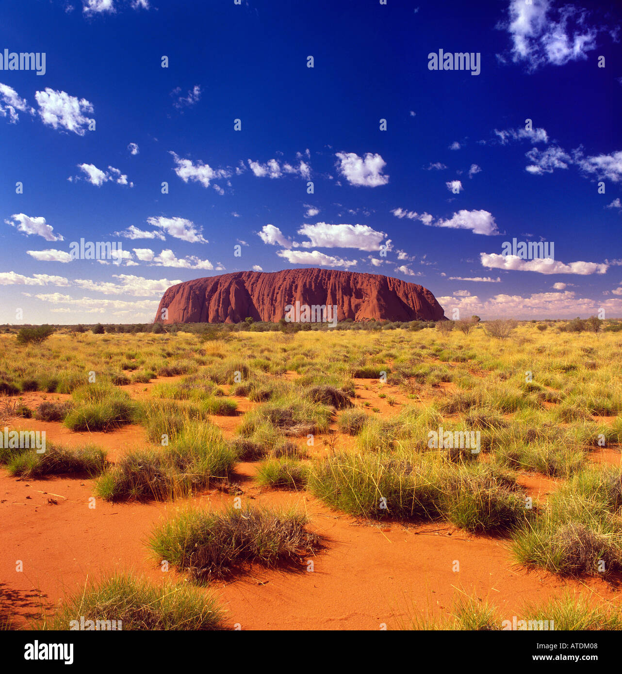 La famosa Ayers Rock en territorios del norte lAustralia Foto de stock