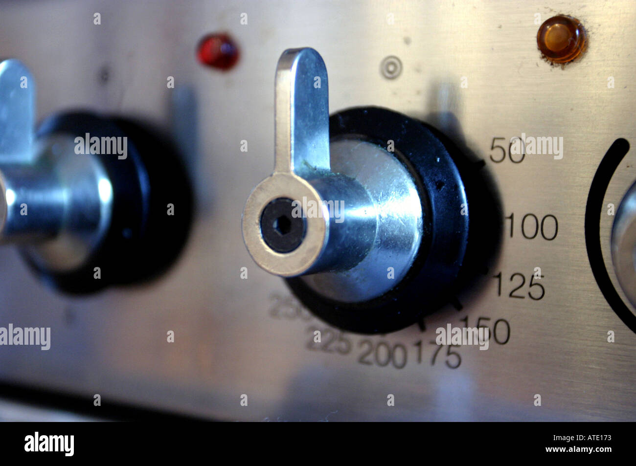 Cocina de gas control de temperatura Fotografía de stock - Alamy
