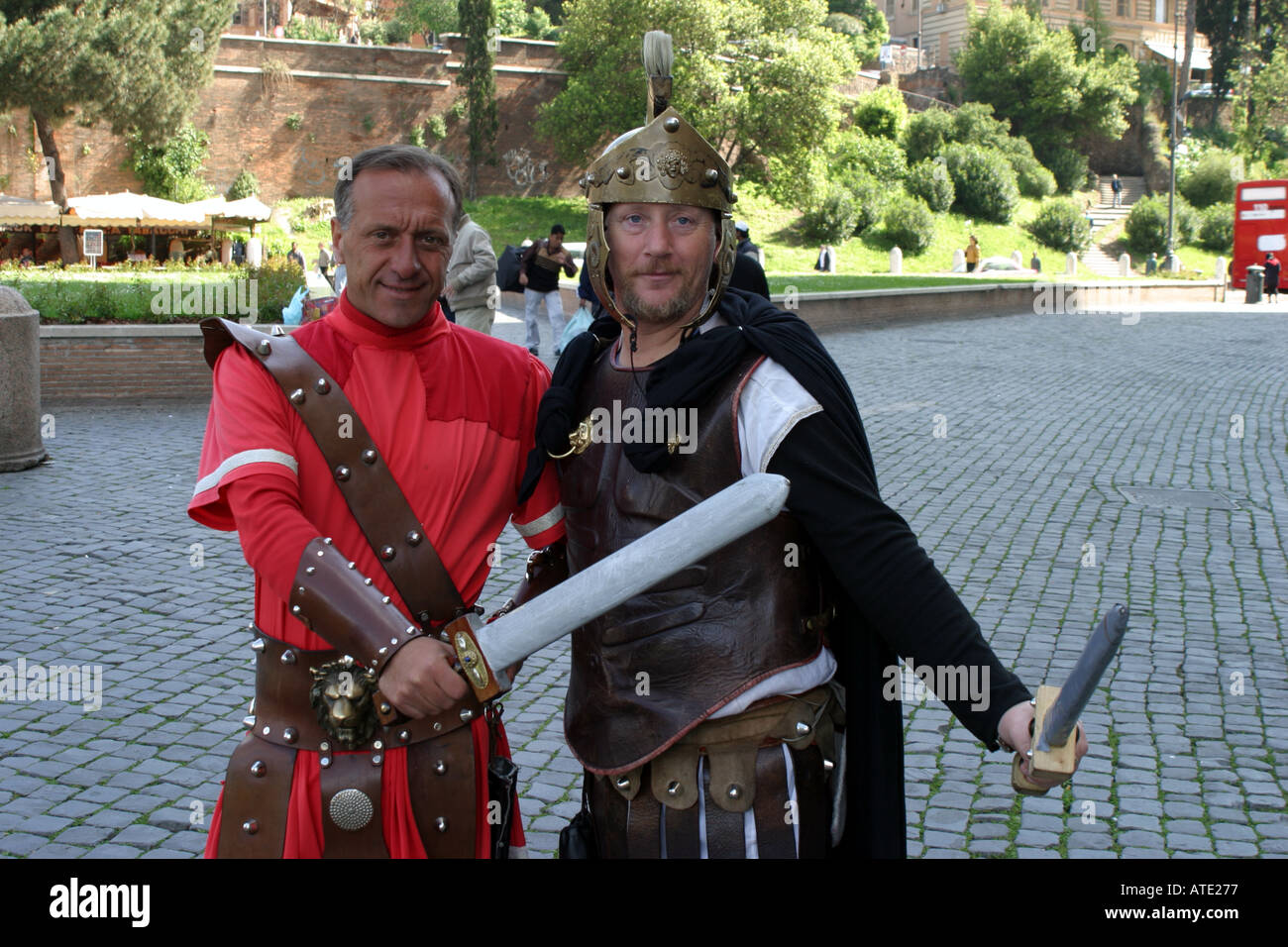 Dos hombres vestidos como centuriones romanos posando para los turistas en Roma Italia Foto de stock