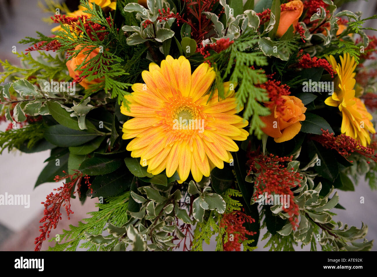 Las flores en la decoración de boda en Grecia Foto de stock