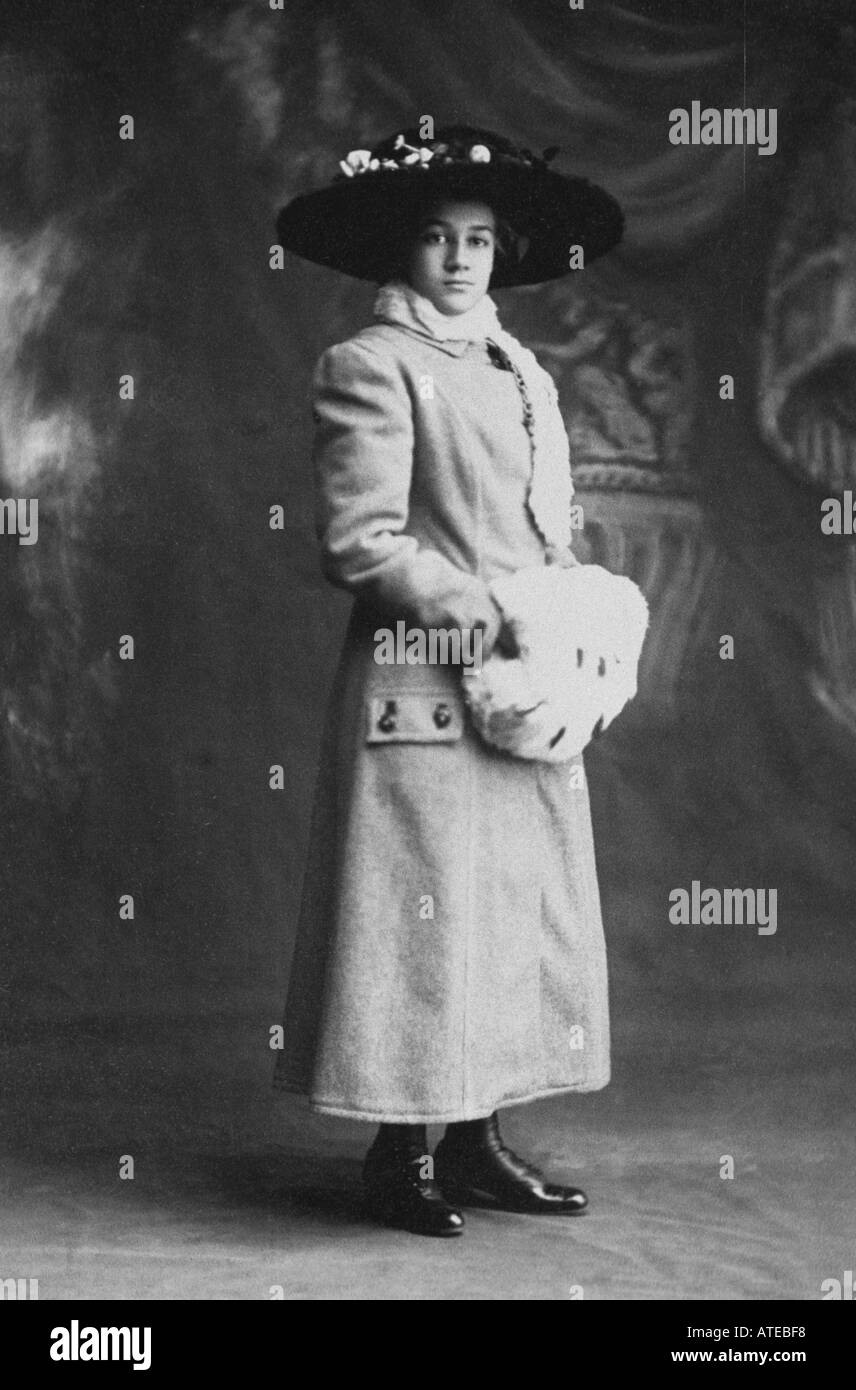 Yough Mujer Victoriana en abrigo largo con pelo muff Springfield Ohio circa  1900 Fotografía de stock - Alamy