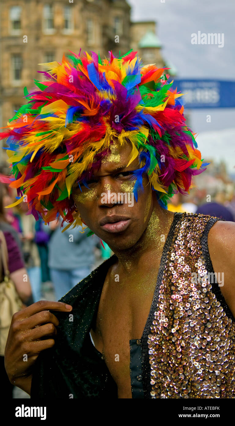 El ejecutante masculino plantea vistiendo peluca con plumas multicolores, el Festival Fringe de Edimburgo, Escocia, Reino Unido, Europa Foto de stock