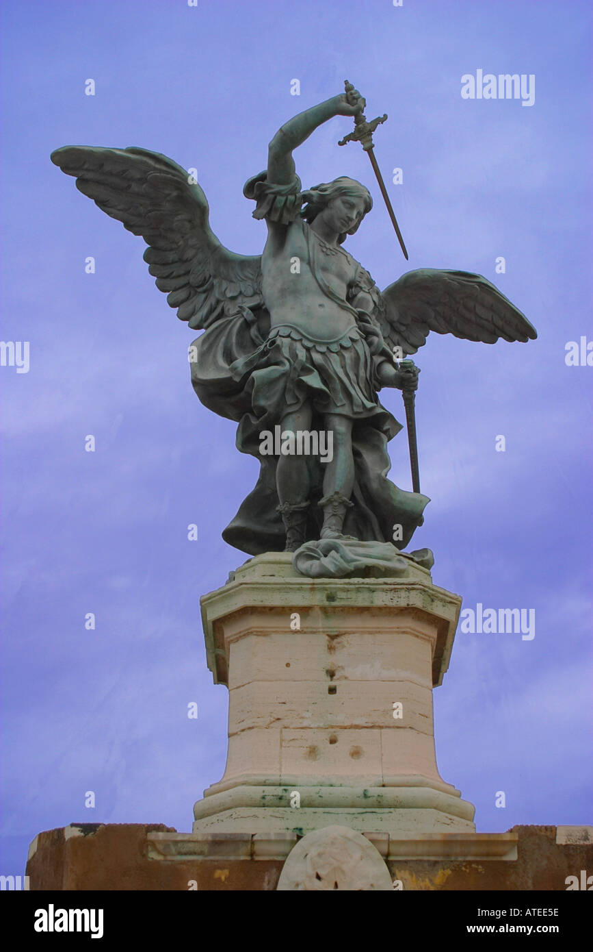 La fundición de bronce del Arcángel Miguel desde la parte superior del Castel Sant'Angelo, Roma Foto de stock