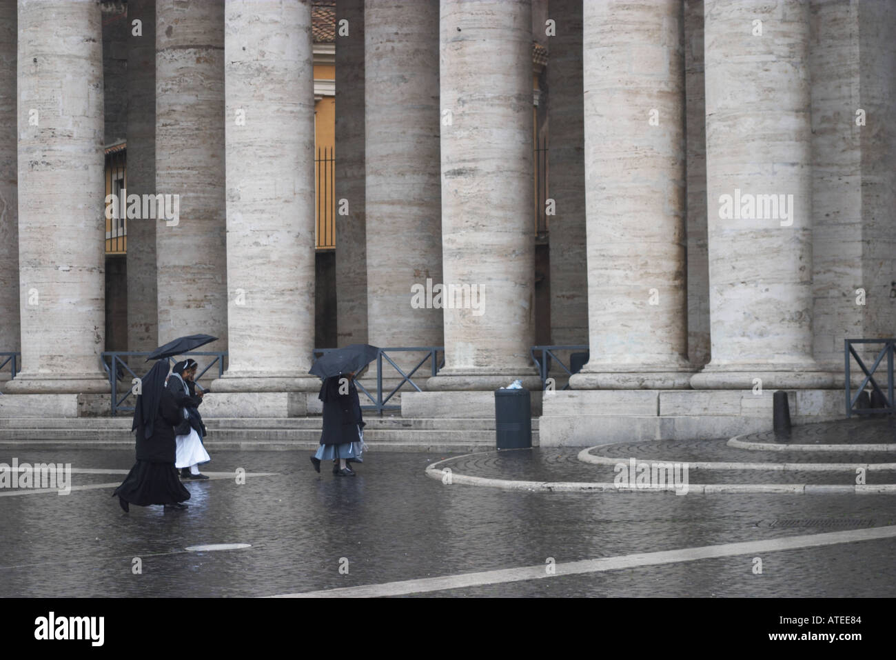 Plaza de San Pedro, la Plaza de San Pedro, en Roma la lluvia Foto de stock