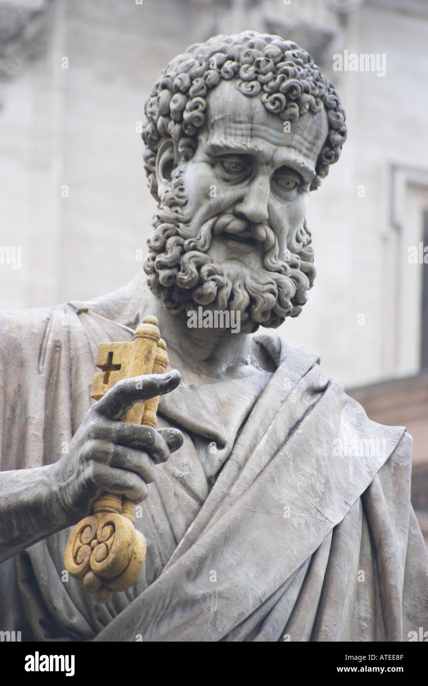 Estatua de San Pedro, en la Plaza de San Pedro, la Plaza de San Pedro en Roma Foto de stock
