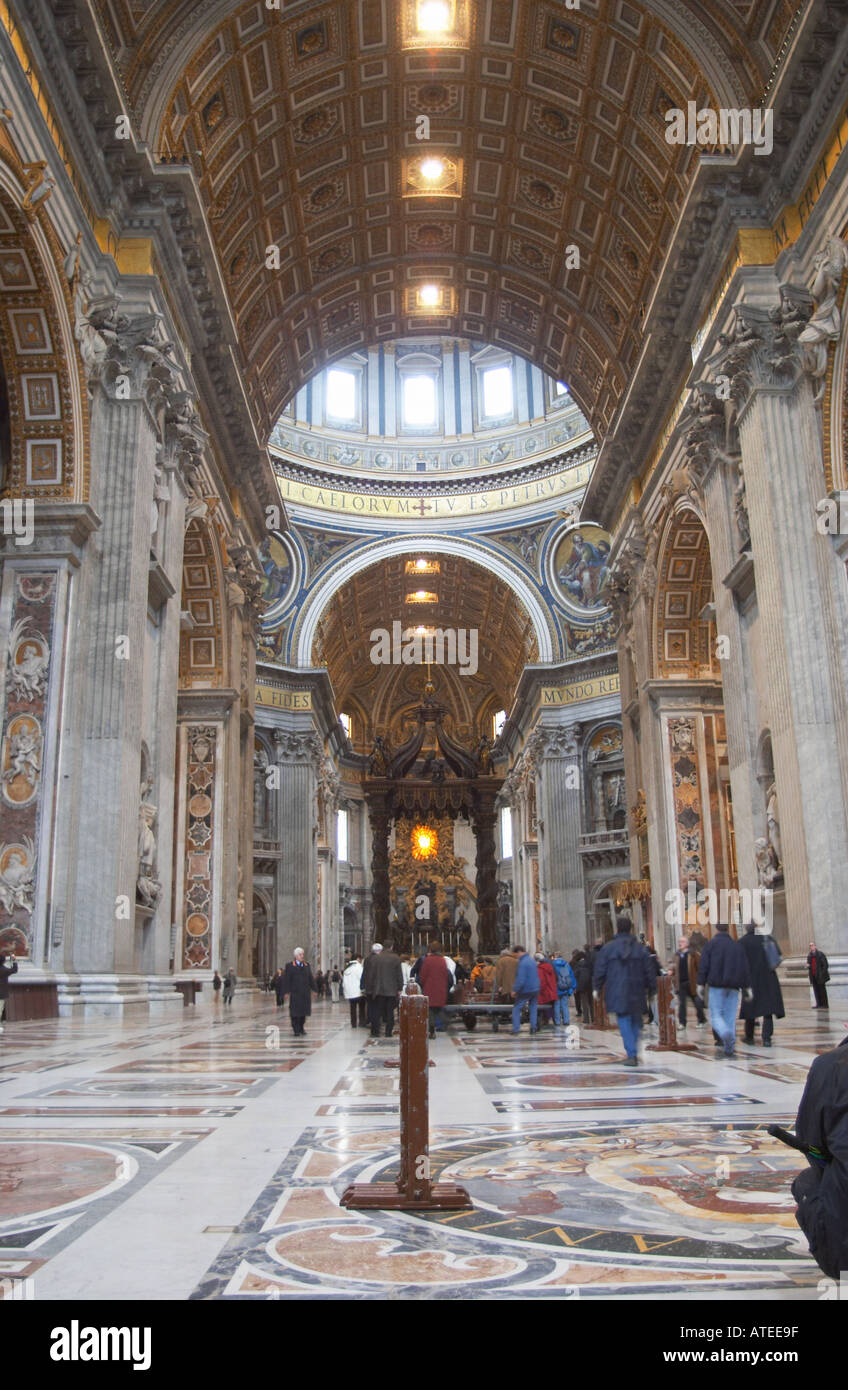 Interior de la Basílica de San Pedro, la Basílica de San Pedro en Roma Foto de stock