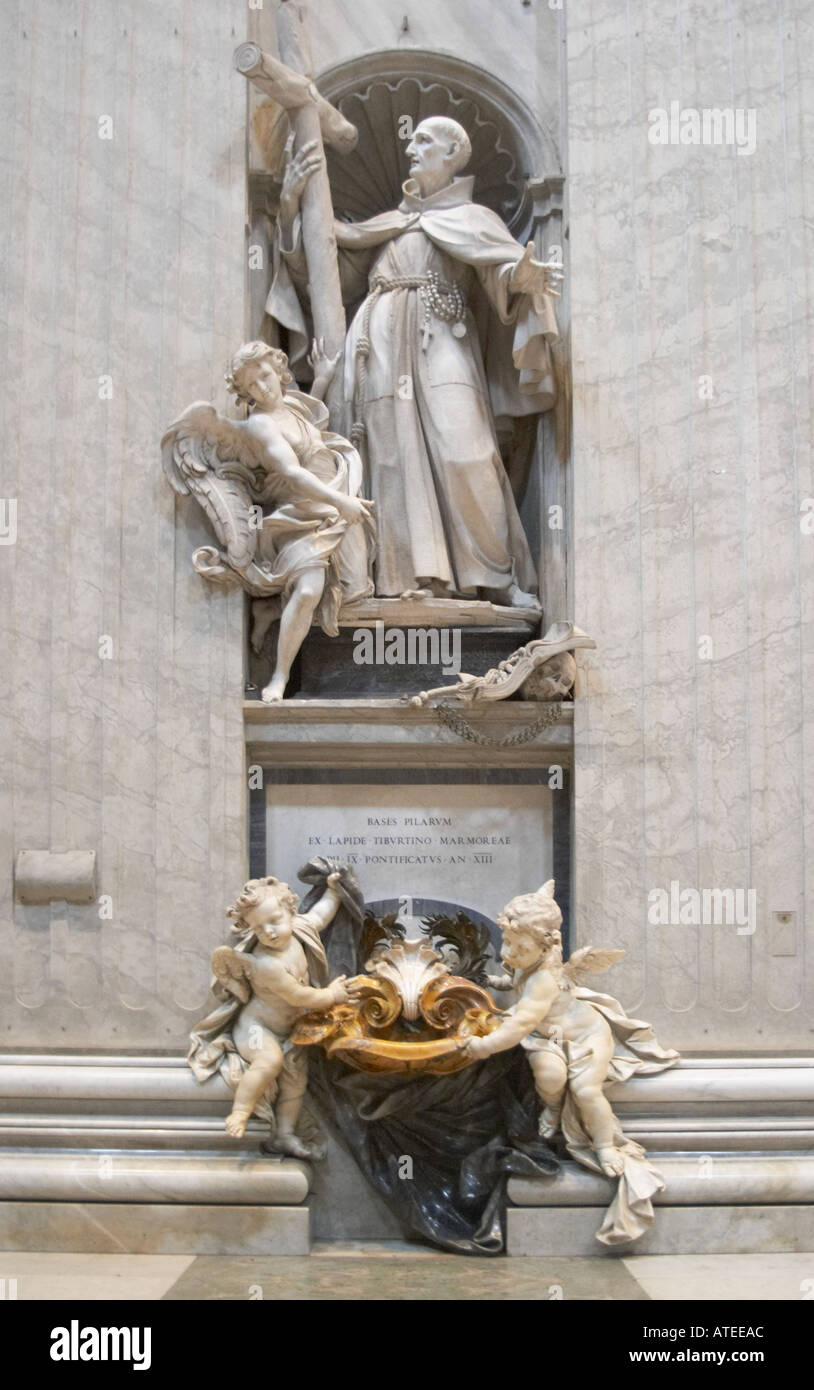 Estatua en la Basílica Papal de San Pedro, la Basílica de San Pedro en Roma Foto de stock