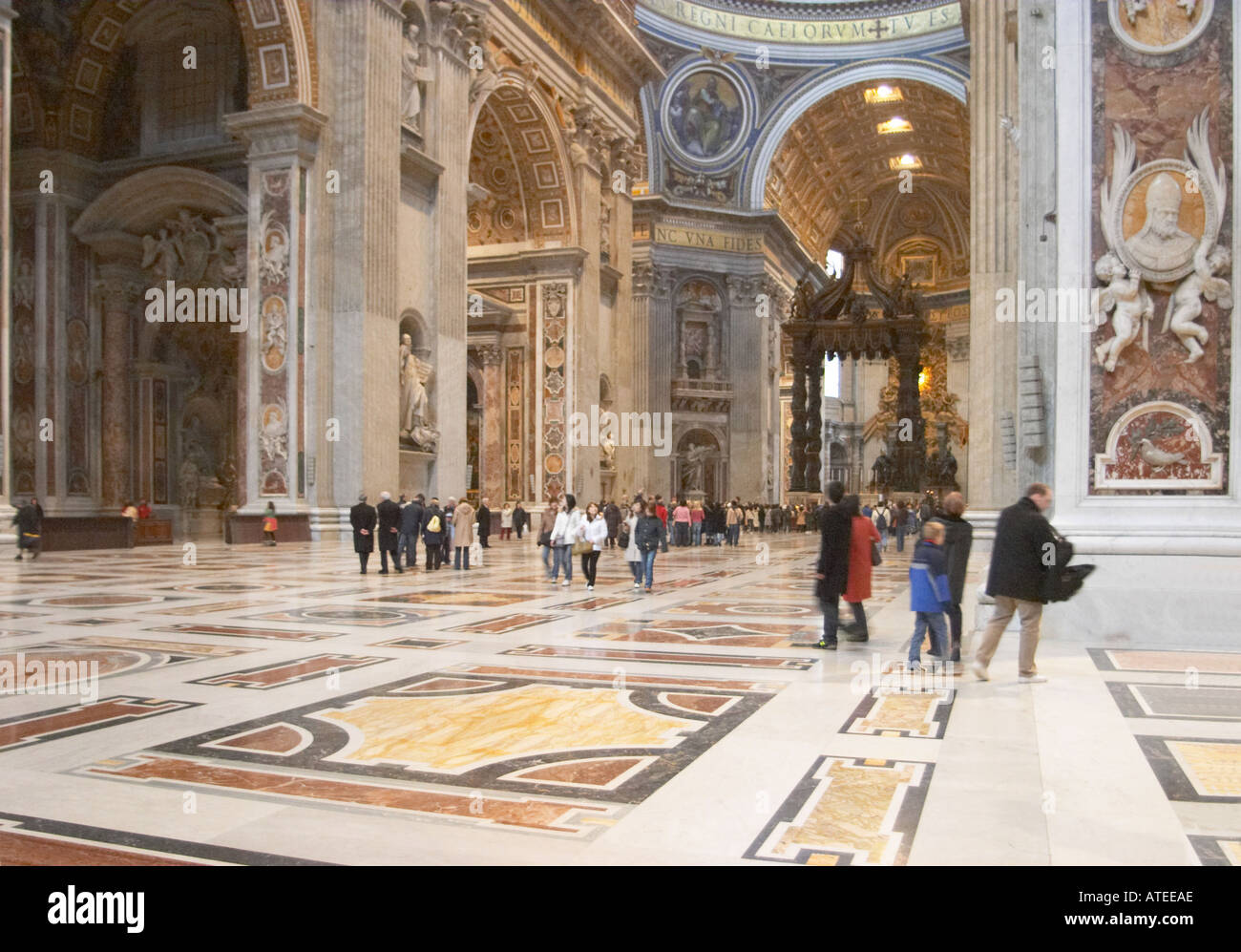Interior de la Basílica de San Pedro, la Basílica de San Pedro en Roma Foto de stock