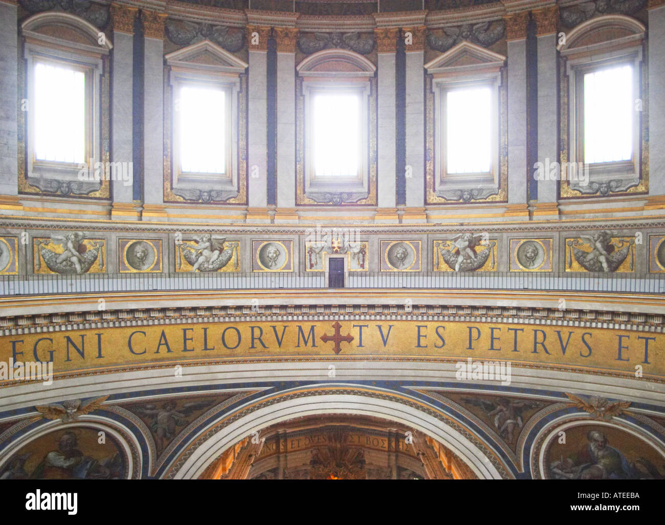 La galería interior de la cúpula de la Basílica de San Pedro, la Basílica de San Pedro en Roma Foto de stock