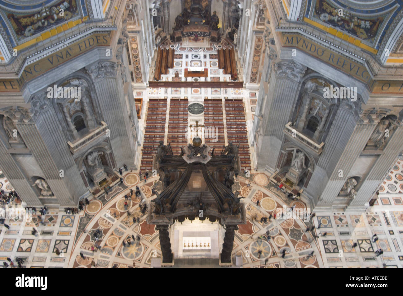 Mirando hacia abajo desde el interior de la cúpula en la nave y el coro de la Basílica de San Pedro, la Basílica de San Pedro en Roma Foto de stock