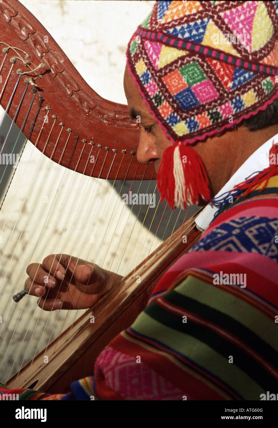Un músico de arpa andina, Cusco, Perú Fotografía de stock - Alamy
