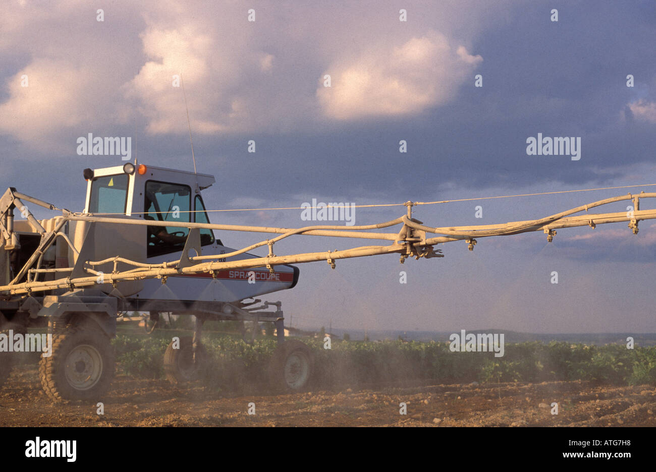 Stock Image del tractor con las alas fertilización de campo de patatas en Nueva Brunswick, Canadá Foto de stock