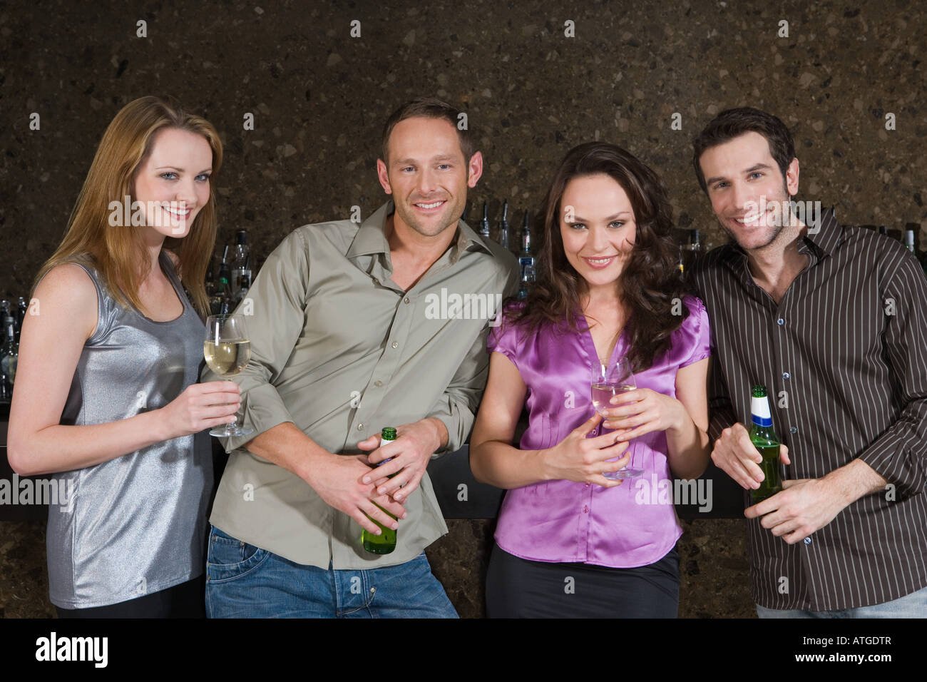 Amigos de beber en un bar. Foto de stock