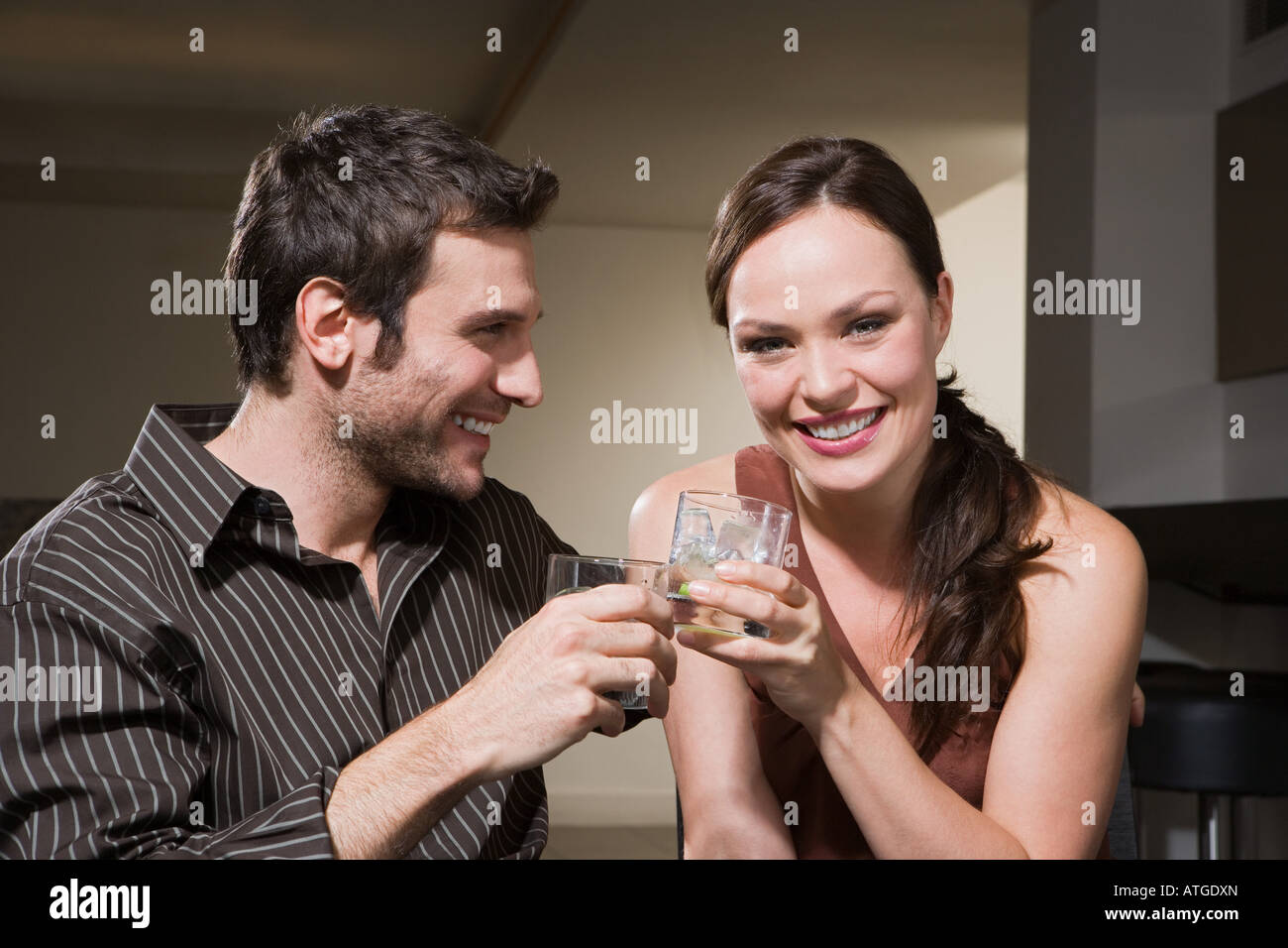 Par de beber cócteles Foto de stock