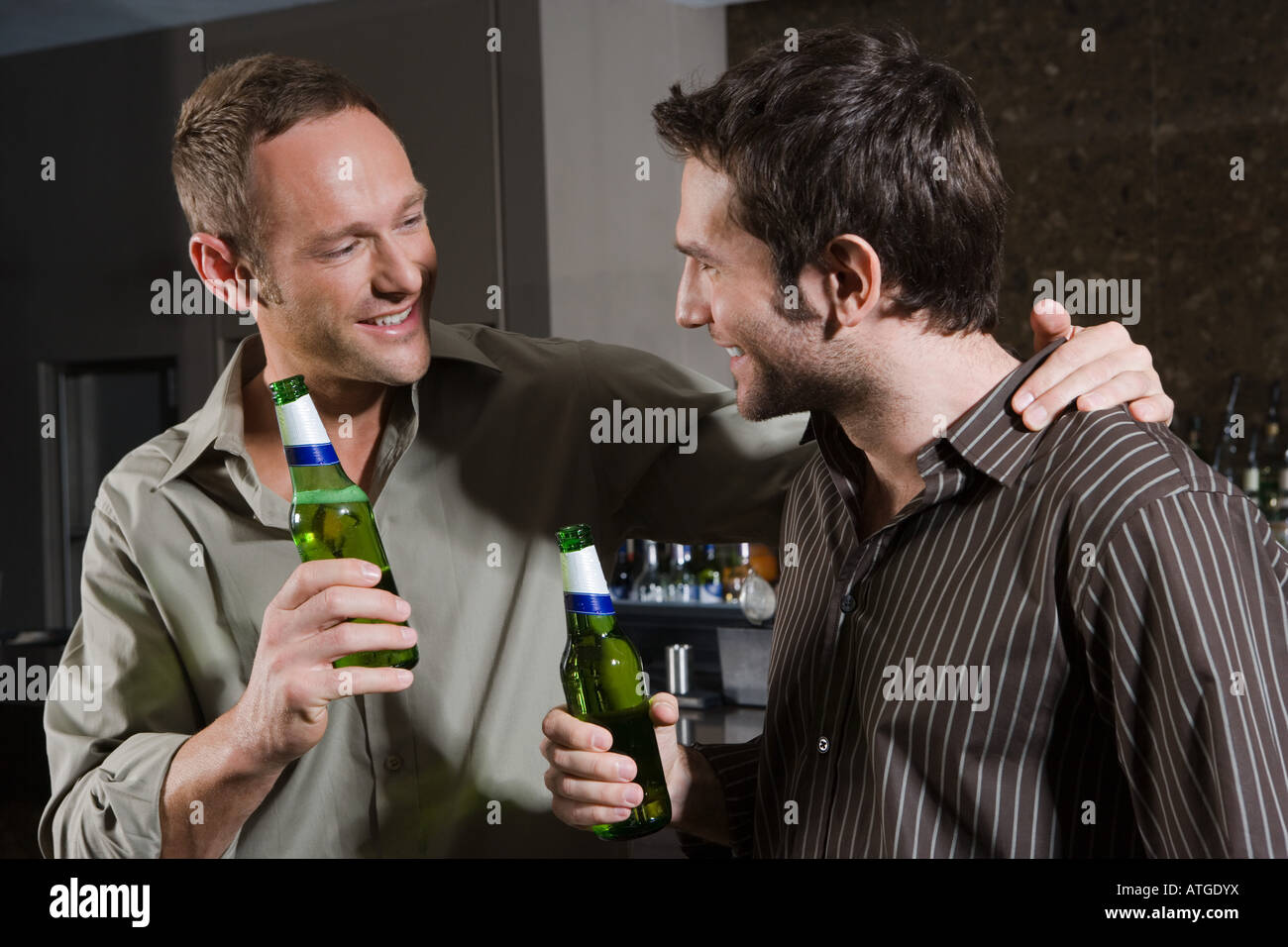 Dos hombres bebiendo en un bar. Foto de stock