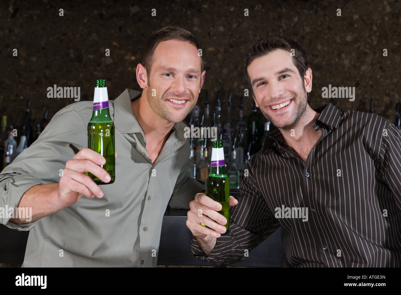 Dos hombres bebiendo en un bar. Foto de stock