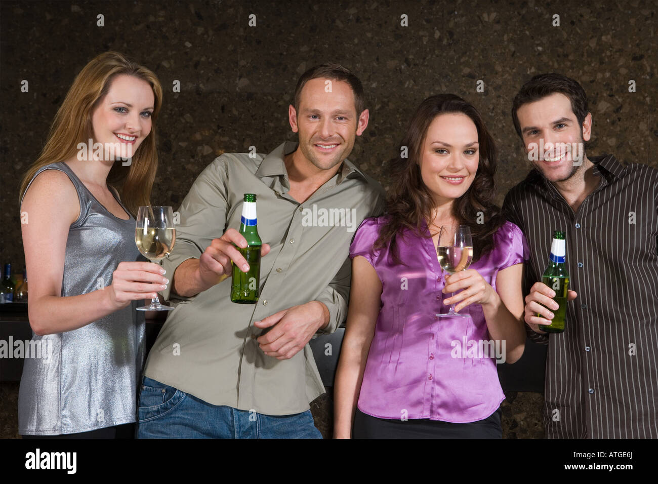 Cuatro personas en un bar. Foto de stock