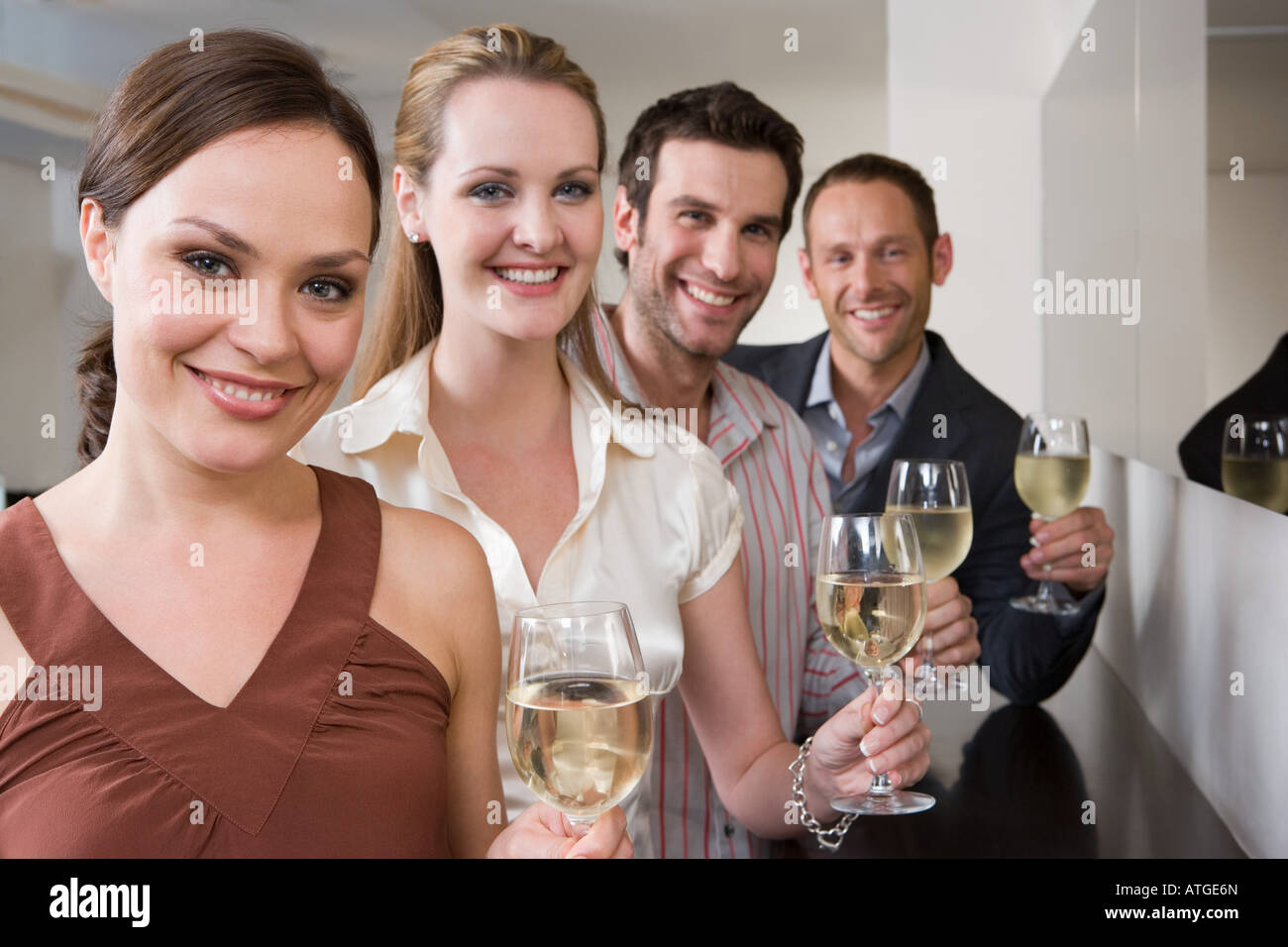 Cuatro amigos beber el vino. Foto de stock