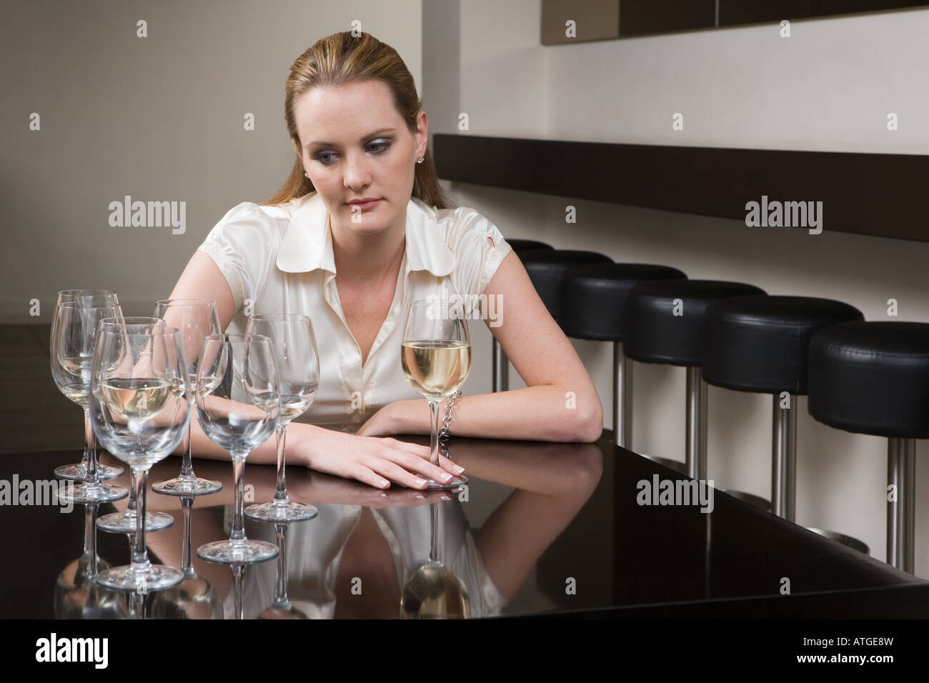 Mujer borracha en un bar. Foto de stock