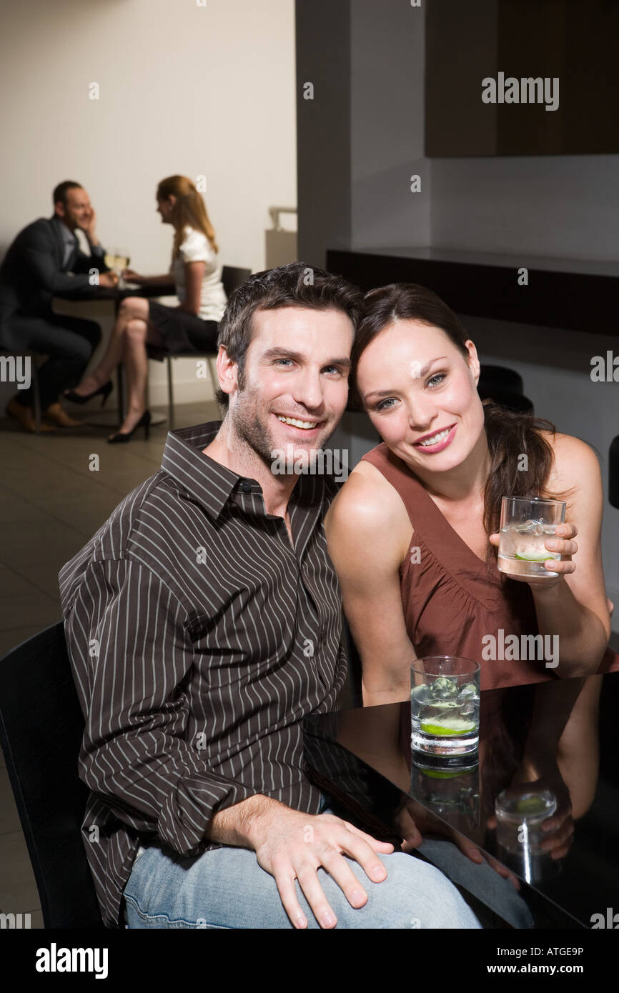 Couples Dating en un bar. Foto de stock
