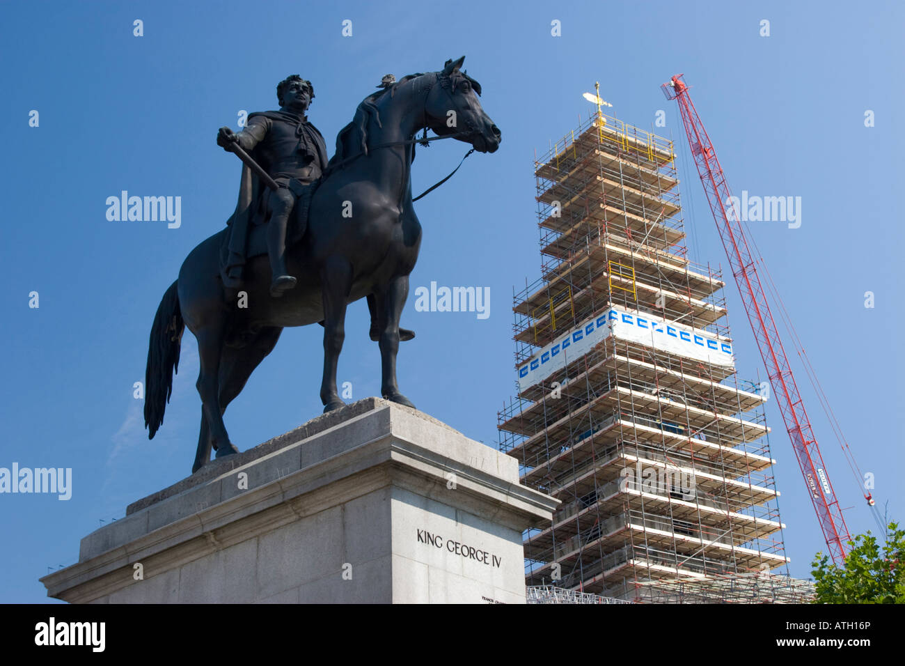 Estatua del rey George IV junto a St Martins en el campo realizando trabajos de renovación Foto de stock